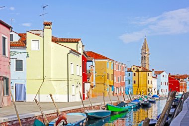 Venedik, burano Adası canal, küçük renkli evler ve tekneler