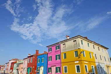 Venedik, burano Adası canal, küçük renkli evler ve tekneler