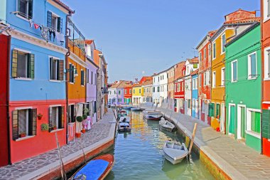 Venedik, burano Adası canal, küçük renkli evler ve tekneler