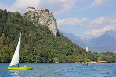 renkli, bled rock top kalenin arka plan ile. Slovenya