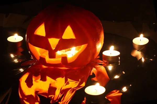Halloween abóbora jack-o-lanterna vela acesa, isolado no fundo preto — Fotografia de Stock