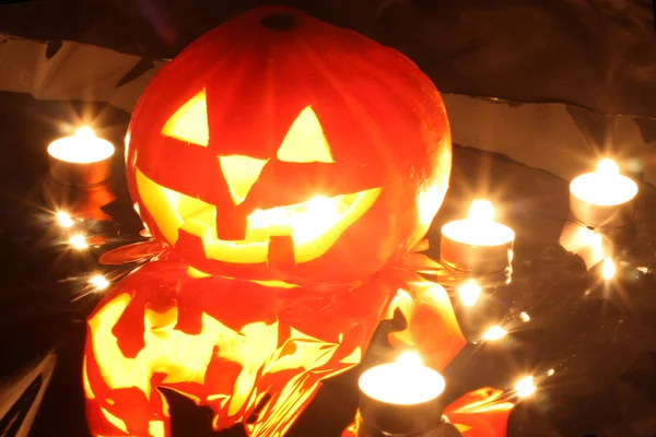 Halloween pumpkin jack-o lucernou svíci zapálit, izolovaných na černém pozadí — Stock fotografie