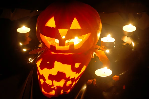 Halloween calabaza jack-o-linterna vela encendida, aislado sobre fondo negro —  Fotos de Stock