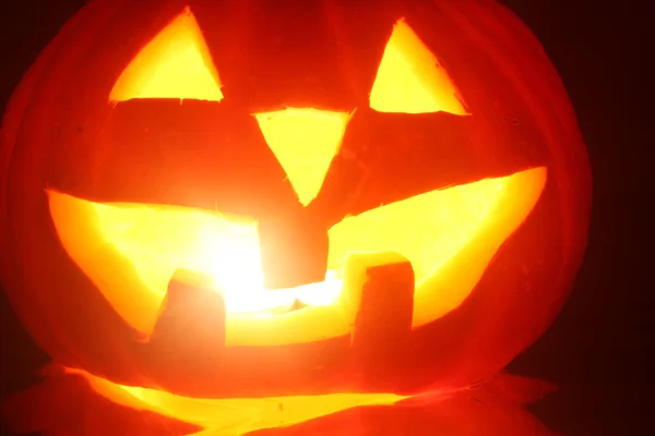Halloween pumpkin jack-o lucernou svíci zapálit, izolovaných na černém pozadí — Stock fotografie