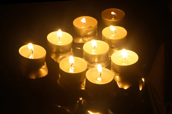 穿过黑暗的蜡烛的近距离视图 — 图库照片