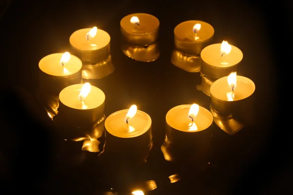 Крупним планом вид на свічки, що ріжуть через темряву — стокове фото