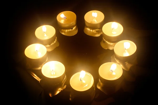 Крупним планом вид на свічки, що ріжуть через темряву — стокове фото
