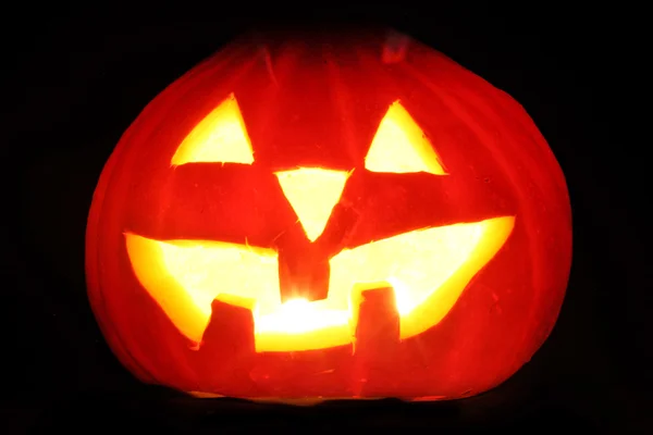 Halloween Kürbis Jack-o-Laterne Kerze angezündet, isoliert auf schwarzem Hintergrund — Stockfoto