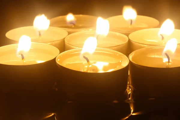 Vista de cerca de las velas que atraviesan la oscuridad — Foto de Stock