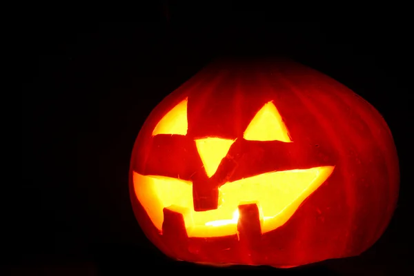 Halloween calabaza jack-o-linterna vela encendida, aislado sobre fondo negro — Foto de Stock