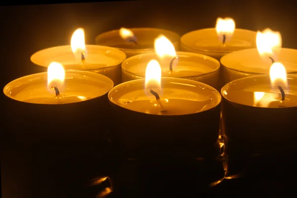 Vue rapprochée des bougies coupant dans l'obscurité — Photo