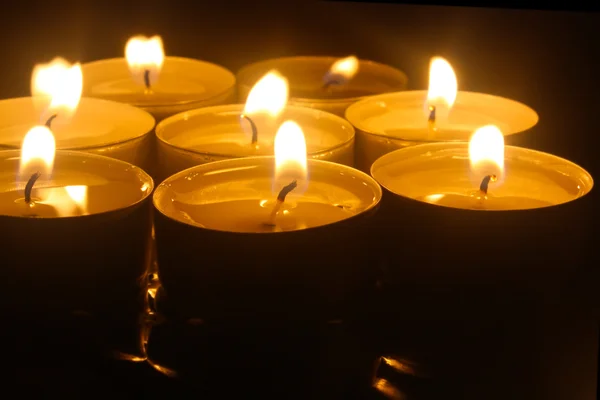 Vista de cerca de las velas que atraviesan la oscuridad —  Fotos de Stock