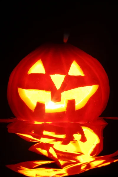Cadılar Bayramı Balkabağı jack-o-lantern mum yaktım, siyah arka plan üzerine izole — Stok fotoğraf