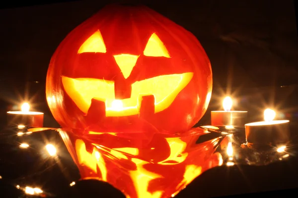 Halloween abóbora jack-o-lanterna vela acesa, isolado no fundo preto — Fotografia de Stock