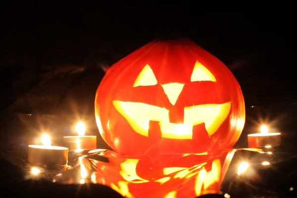 Halloween calabaza jack-o-linterna vela encendida, aislado en negro b —  Fotos de Stock