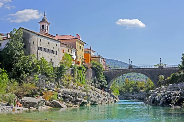 Güzel rive soca ve eski binalar küçük kasaba kanal, Slovenya — Stok fotoğraf