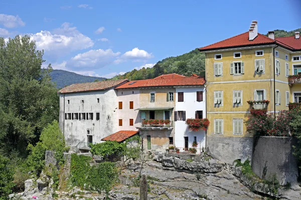 Mooie rive soca en oude gebouwen in de kleine stad kanal, Slovenië — Stockfoto