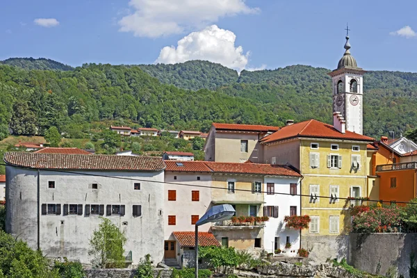 Hermosa rive Soca y edificios antiguos en la pequeña ciudad de Kanal, Eslovenia — Foto de Stock