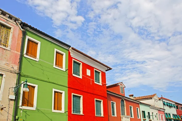 Casas coloridas tomadas en la isla de Burano, Venecia, Italia — Foto de Stock
