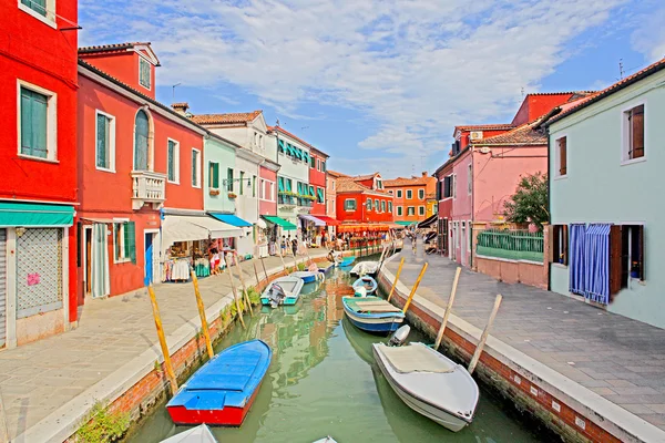 Venecia, Burano canal de la isla, pequeñas casas de colores y los barcos — Foto de Stock
