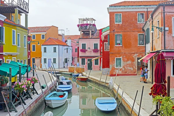 Venedig, Insel Burano Kanal, kleine farbige Häuser und die Boote — Stockfoto