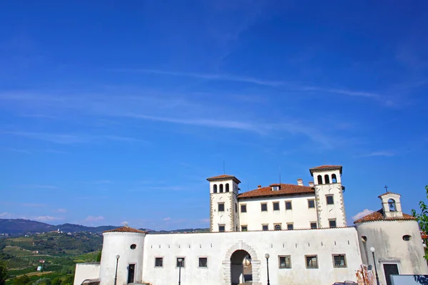 Küçük kasaba dobrovo Alpleri'nde Rönesans kale. Slovenya — Stok fotoğraf