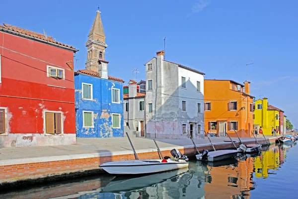 Venice, Burano island canal, small colored houses and the boats — Stock Photo, Image