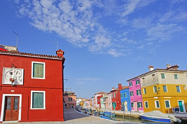 Venetië, burano eiland kanaal, kleine gekleurde huizen en de boten — Stockfoto