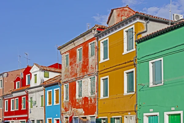 Venecia, Burano canal de la isla, pequeñas casas de colores y los barcos —  Fotos de Stock