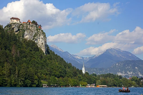 Барвистий Блед, з скелястим верхнім замком на задньому плані. Словенії — стокове фото