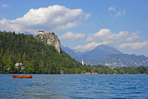 Coloré Bled, avec le château rocheux en arrière-plan. Slovénie — Photo