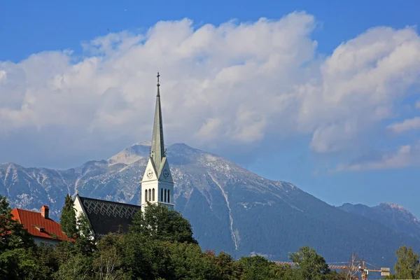 Bled i jezioro, wyspa, zamek i góry w tle, Słowenia, Europa — Zdjęcie stockowe