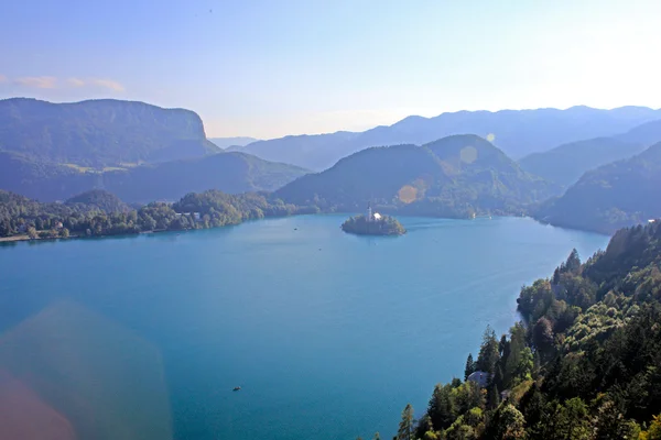 Bled-tó, a sziget, a vár és a hegyek a háttérben, Szlovénia, Európa — Stock Fotó