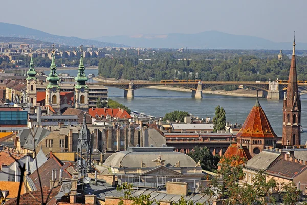 Widok na miasto z Budapesztu. budynki i Dunaj rzeka Węgry — Zdjęcie stockowe