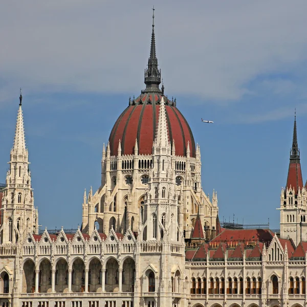 Τράπεζα, μπλε, Βουδαπέστη, κτίριο, πρωτεύουσα, αυτοκίνητο, πόλη, τοπίο, σαφής, σύννεφα, τρούλο, Δούναβη, ημέρα, φως της ημέρας, θόλος, ΕΕ, Ευρώπη, πτώση, Ουγγρικά, Ουγγαρία, ορόσημο, τοπίο, Μητρόπολη, παλιά, προοπτική, — Φωτογραφία Αρχείου