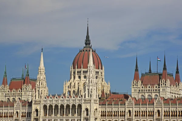 Τράπεζα, μπλε, Βουδαπέστη, κτίριο, πρωτεύουσα, αυτοκίνητο, πόλη, τοπίο, σαφής, σύννεφα, τρούλο, Δούναβη, ημέρα, φως της ημέρας, θόλος, ΕΕ, Ευρώπη, πτώση, Ουγγρικά, Ουγγαρία, ορόσημο, τοπίο, Μητρόπολη, παλιά, προοπτική, — Φωτογραφία Αρχείου