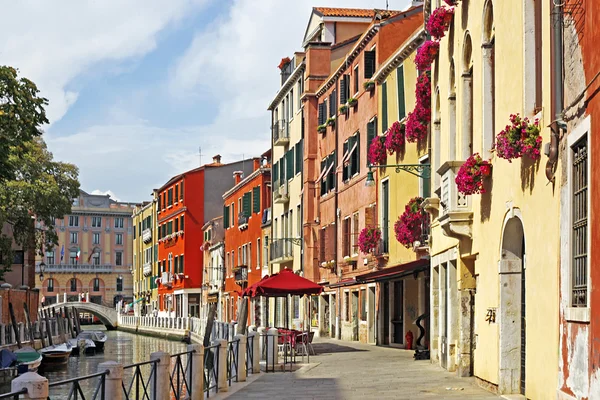 Venecia Gran canal con góndolas, Italia en verano día brillante —  Fotos de Stock