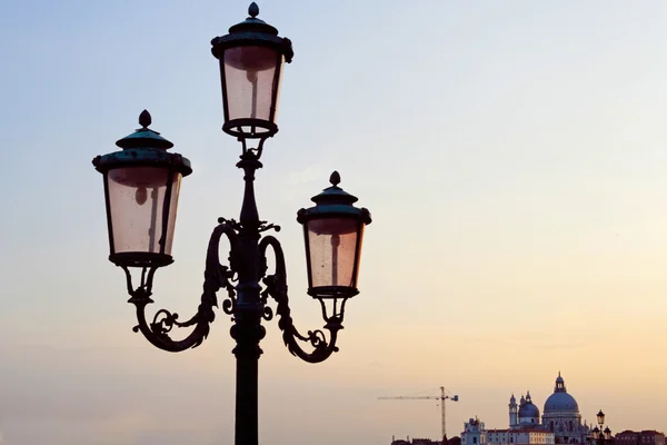 Pouliční lampy, Benátky, Itálie — Stock fotografie