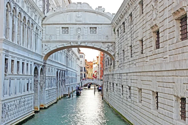 Grande canal de Veneza com gôndolas, Itália no verão dia brilhante — Fotografia de Stock