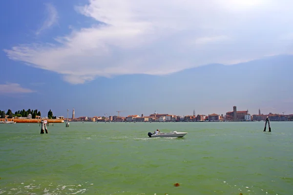 Havet och vackra moln i himlen, Venedig, Italien — Stockfoto