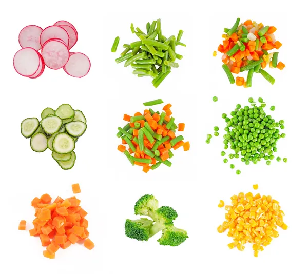 흰색에 분리되어 있는 여러 종류의 냉동 채소들 — 스톡 사진