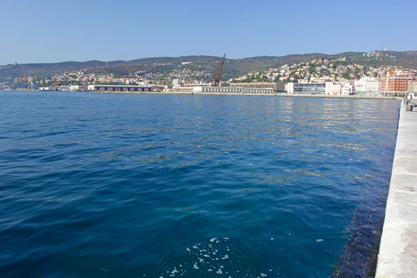Pemandangan panorama Trieste, pantai dan pelabuhan, Italia — Stok Foto
