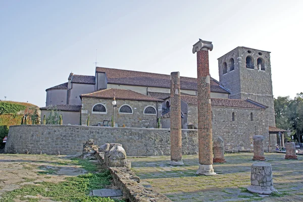 Zvonice a fasáda katedrály svatého Justus v Terstu (Itálie) — Stock fotografie