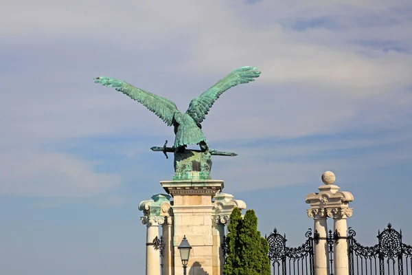 La famosa criatura mítica "Turul" en el castillo de Budapest en Hungría —  Fotos de Stock