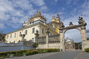 güneşli bir yaz günü Aziz urii Kilisesi Lviv Ukrayna