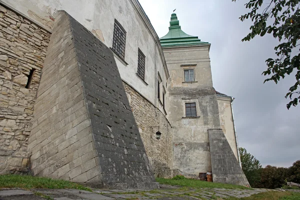 在乌克兰 oleshkivskyi 城堡内部视图在夏天 — 图库照片