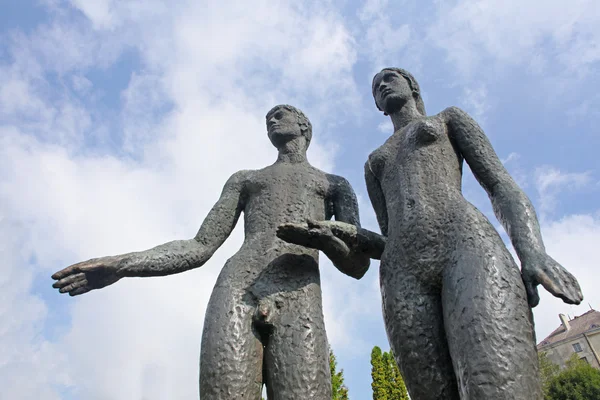 Hermosas estatuas de hombre y mujer tomados de la mano en el castillo de Oleshkiv, Ucrania — Foto de Stock