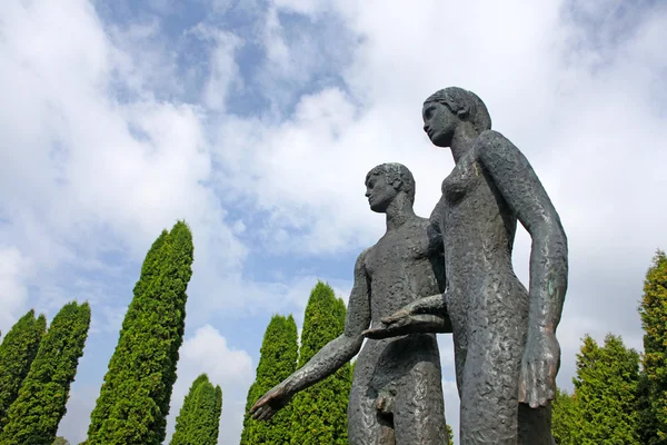 Schöne Statuen von Mann und Frau, die Hände in der Oleschkiw Burg, Ukraine — Stockfoto