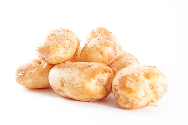 Batatas frescas sobre um fundo branco — Fotografia de Stock
