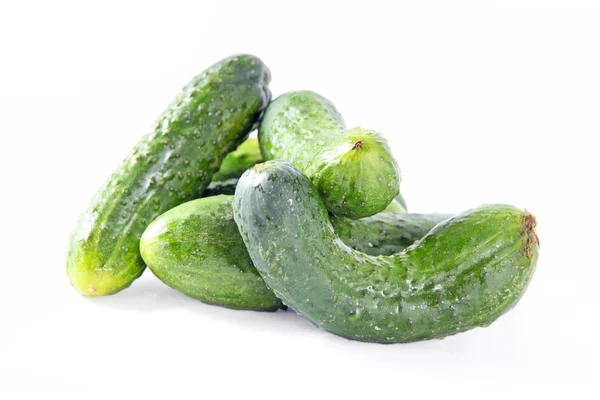 Verse groene smakelijke komkommers geïsoleerd op de witte achtergrond — Stockfoto